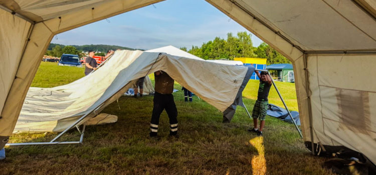 Jugendliche zelten am Aartalsee