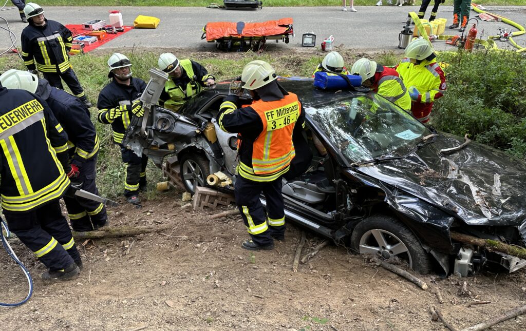 Einsatzübung: Verkehrsunfall eingeklemmte Person - Feuerwehr Mittenaar
