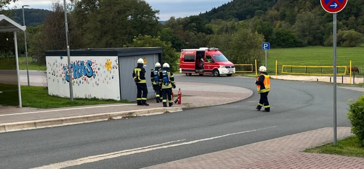 Übung unter Spannung: Löschangriff an der Trafostation