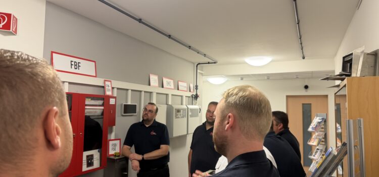 Führungskräfteübung an der Brandmeldeanlage